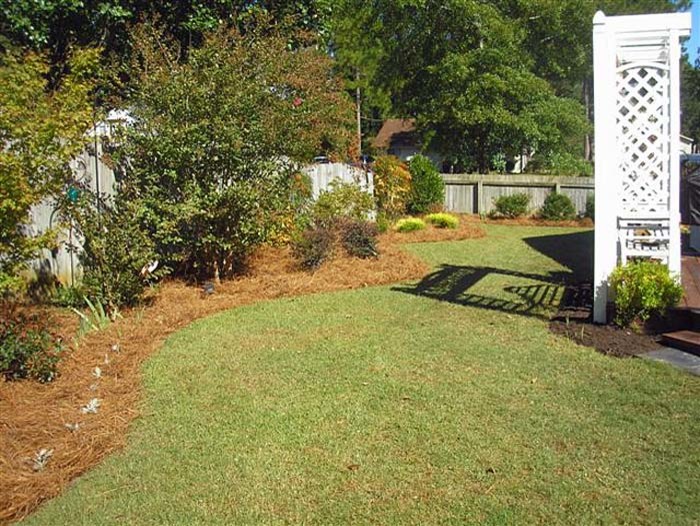 Photo of a mid-sized full sun backyard landscaping.