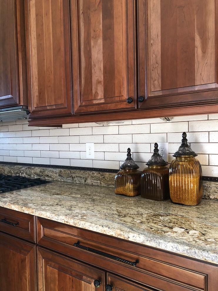 Kitchen - traditional kitchen idea in Phoenix