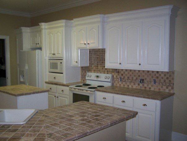 Example of a transitional home design design in Jackson