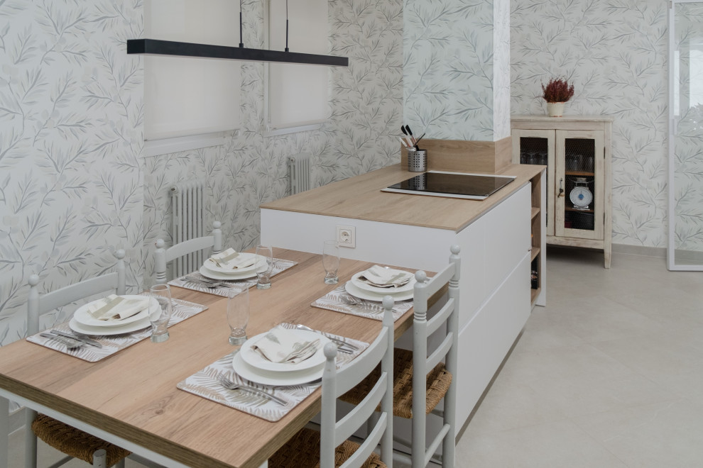 Ejemplo de comedor de cocina tradicional renovado grande con paredes blancas, suelo de baldosas de cerámica, suelo beige y papel pintado