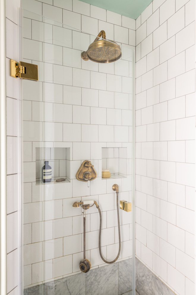 Small midcentury 3/4 bathroom in Paris with a curbless shower, white tile, ceramic tile, white walls, marble floors, grey floor, a hinged shower door and a niche.