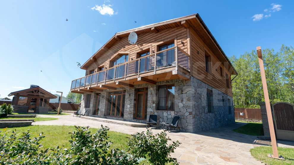 Дом в стиле шале на берегу Правдинского озера