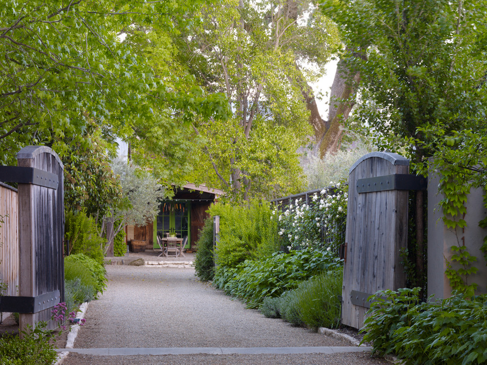 Inspiration for a traditional driveway in San Francisco with gravel.