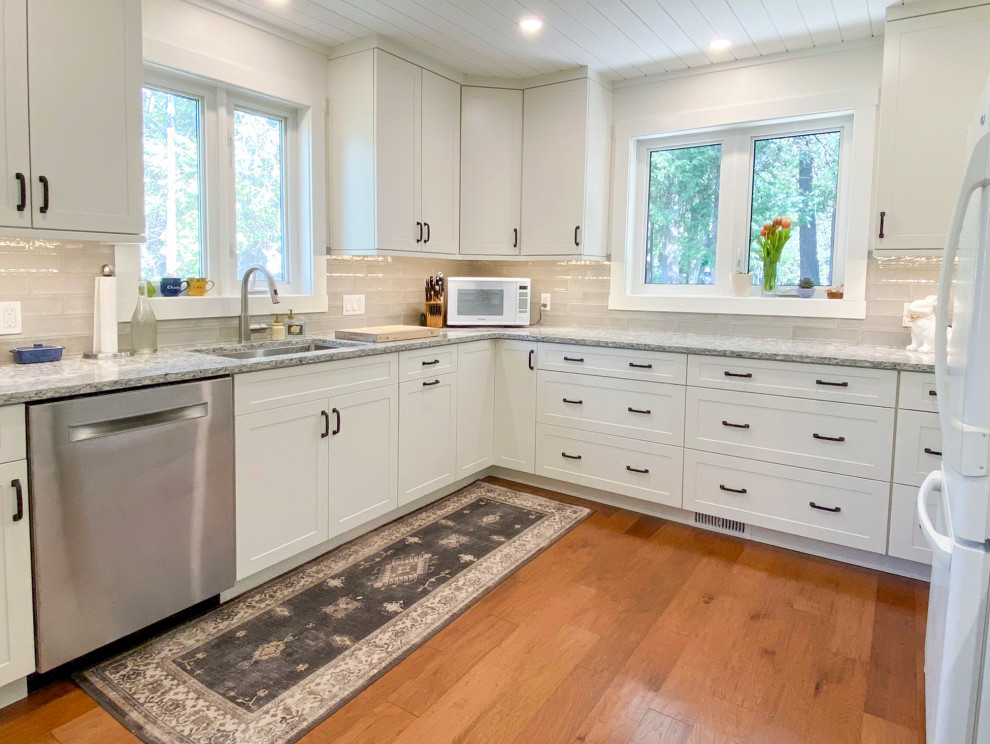 Example of a transitional kitchen design in Toronto