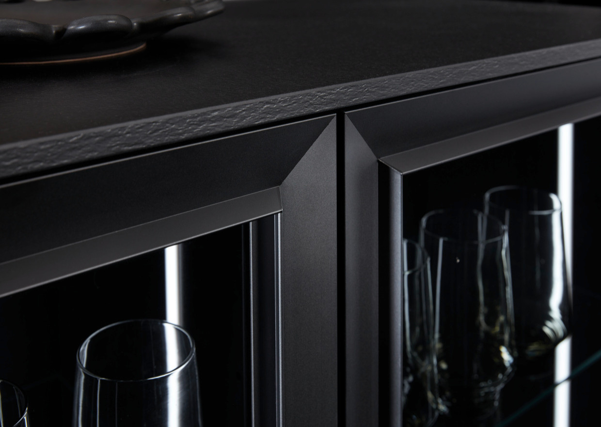 PLUS - Schwarz softmatt / TAVOLA - Eiche Barolo