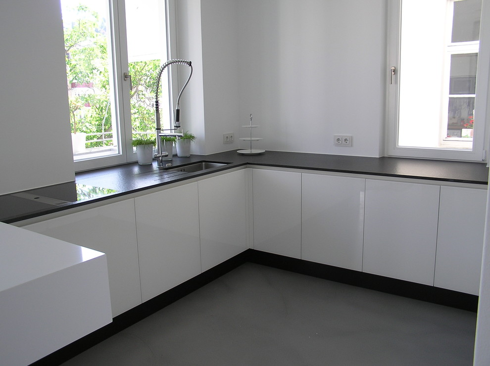 Design ideas for a mid-sized modern kitchen in Stuttgart.