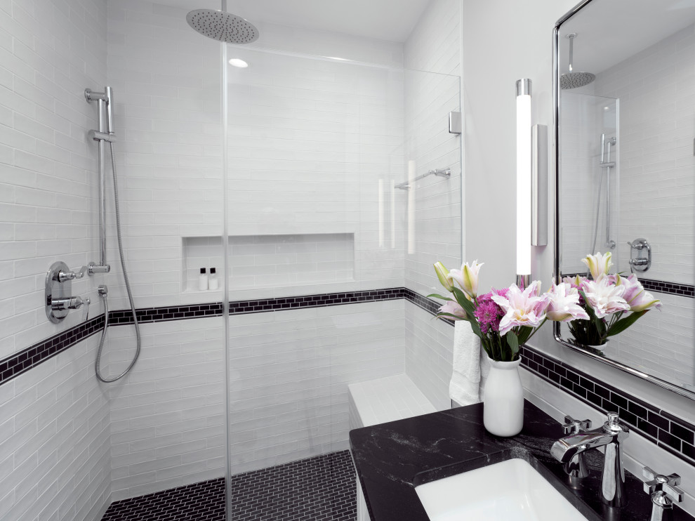 Стильный дизайн: главная ванная комната среднего размера в стиле кантри с фасадами в стиле шейкер, белыми фасадами, душем в нише, раздельным унитазом, черно-белой плиткой, керамической плиткой, фиолетовыми стенами, мраморным полом, врезной раковиной, столешницей из гранита, белым полом, душем с распашными дверями, черной столешницей, сиденьем для душа, тумбой под одну раковину, встроенной тумбой и панелями на стенах - последний тренд