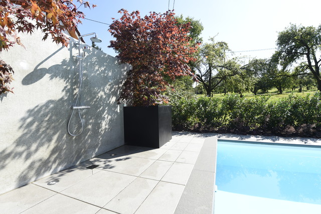 Moderner Garten mit Pool trendy