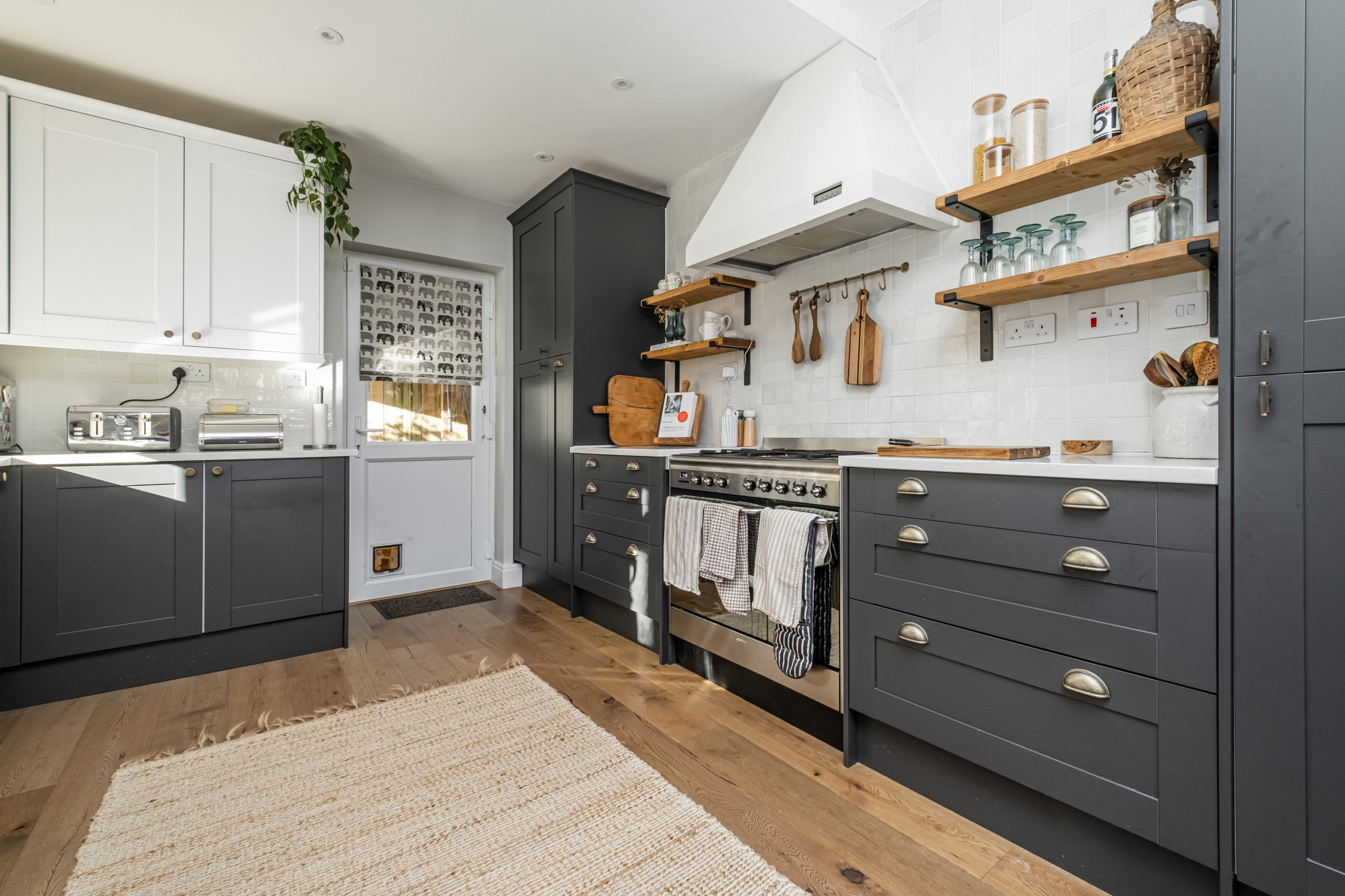 Kitchen - kitchen idea in Surrey