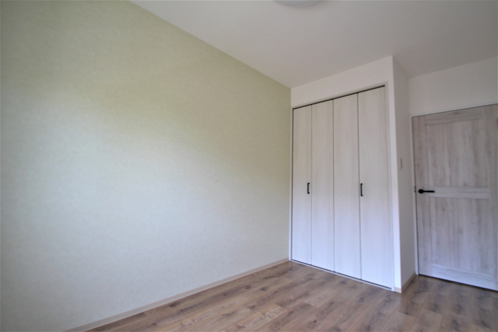 Réalisation d'une chambre parentale chalet avec un mur blanc, un sol en contreplaqué, un sol marron, un plafond en papier peint et du papier peint.