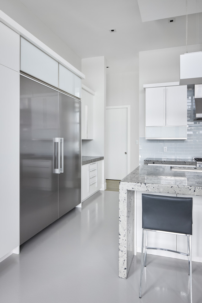Exempel på ett stort modernt grå grått kök, med en dubbel diskho, släta luckor, vita skåp, vitt stänkskydd, rostfria vitvaror, en köksö och vitt golv