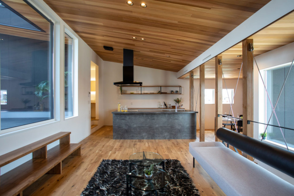 Inspiration pour un salon minimaliste ouvert avec un mur multicolore, un sol en bois brun, un sol marron et un plafond en bois.