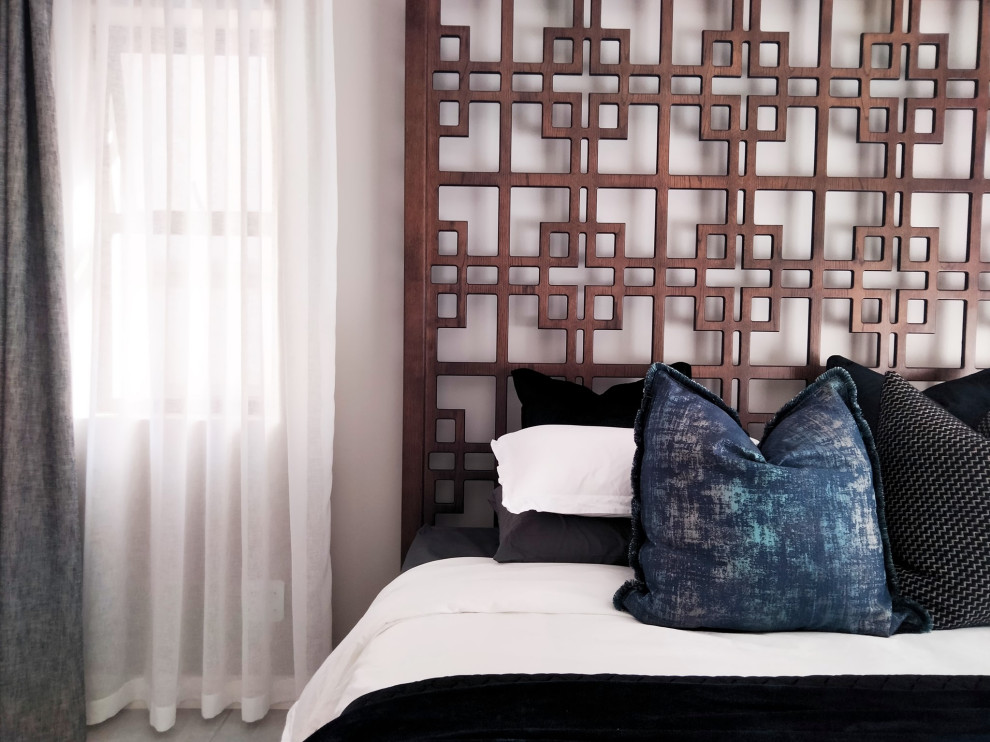 Источник вдохновения для домашнего уюта: хозяйская спальня среднего размера в современном стиле с серыми стенами, полом из керамической плитки и серым полом