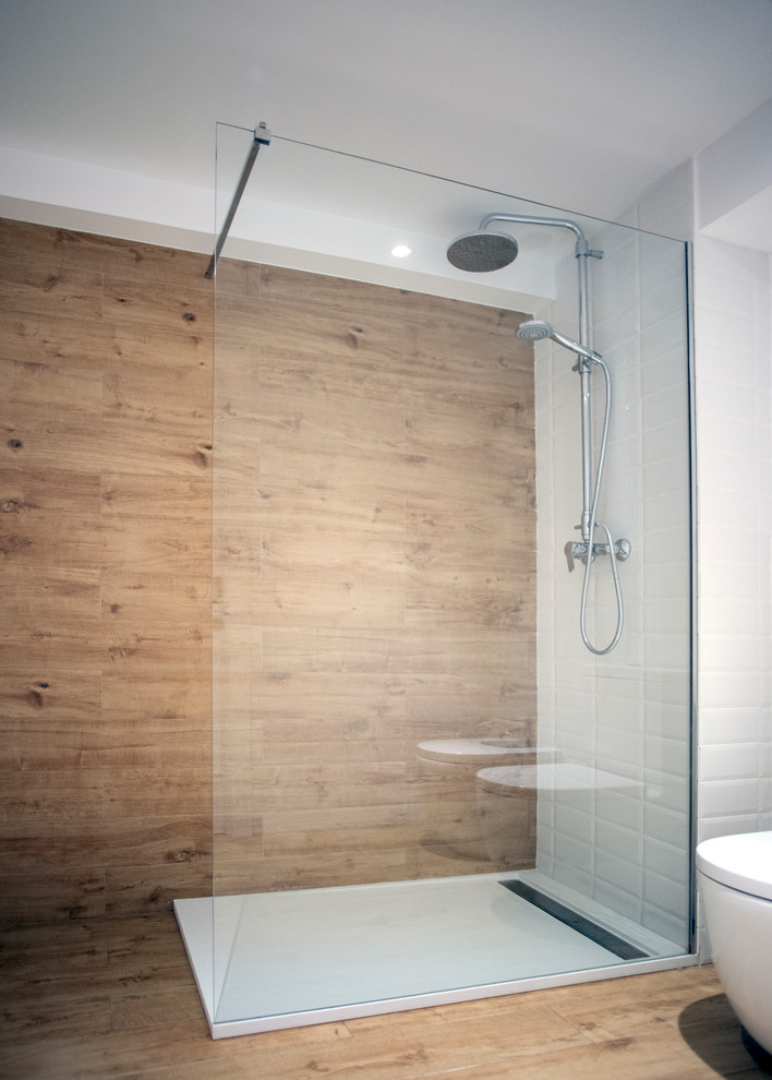 Inspiration för mellanstora moderna en-suite badrum, med beige skåp, en kantlös dusch, en toalettstol med hel cisternkåpa, beige kakel, vita väggar och dusch med gångjärnsdörr