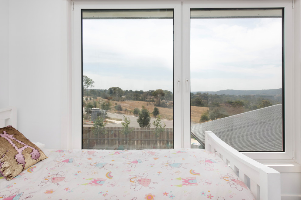 Inspiration for a mid-sized midcentury guest bedroom in Canberra - Queanbeyan with white walls, carpet and grey floor.