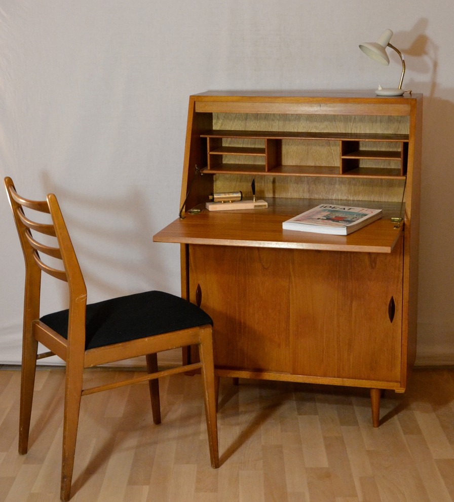 This is an example of a midcentury home office in Paris.