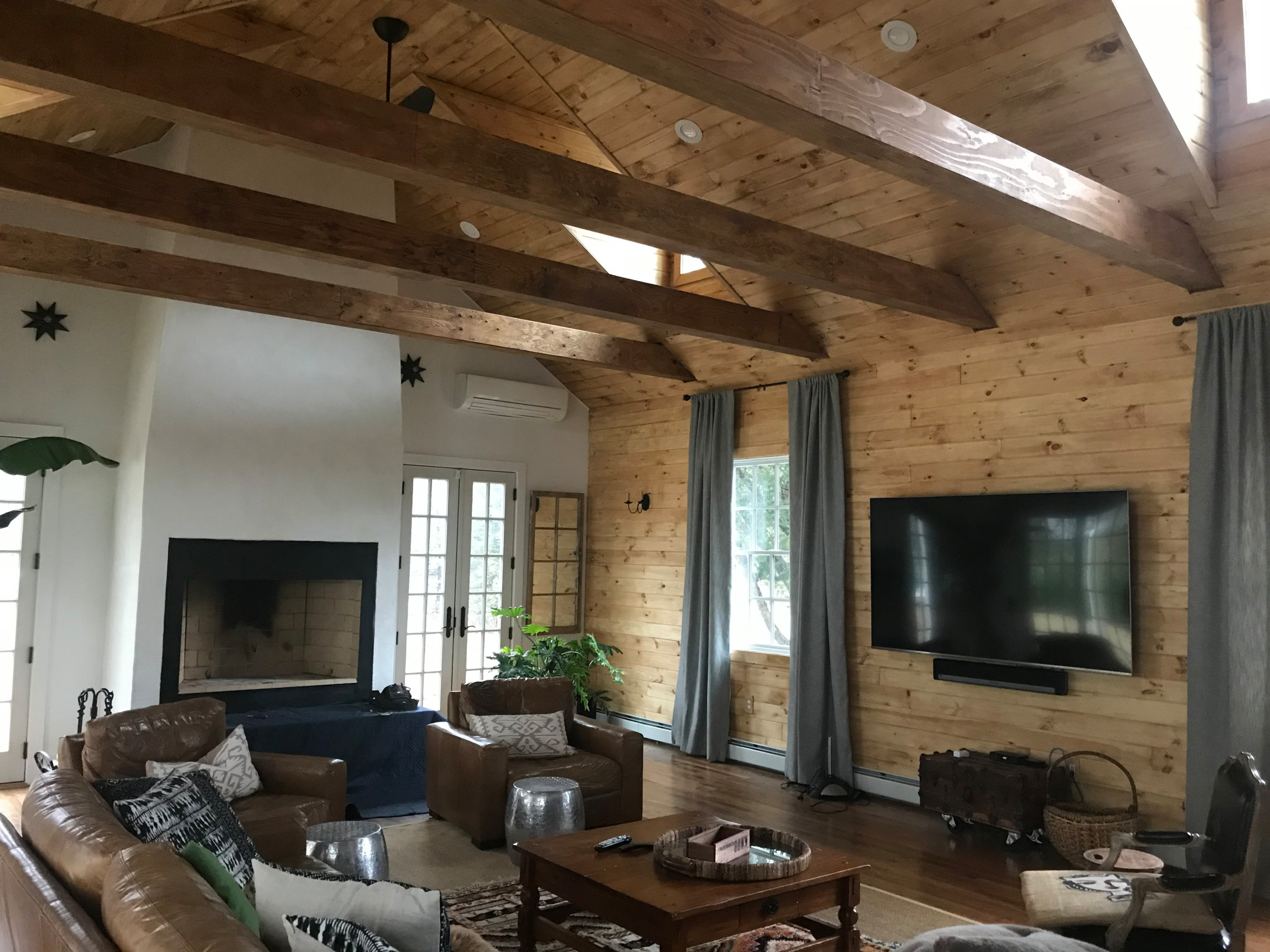 Example of a minimalist living room design in Philadelphia