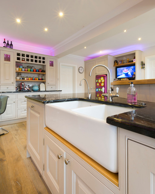 Classical in-frame kitchen in Elephants Breath traditional-kitchen