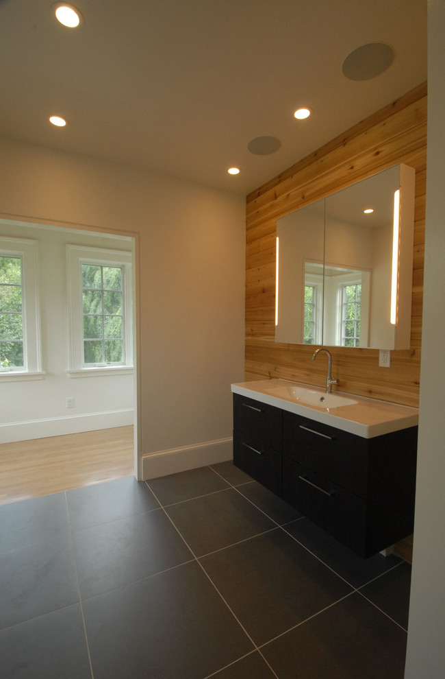 Inspiration for a mid-sized transitional home design remodel in Bridgeport