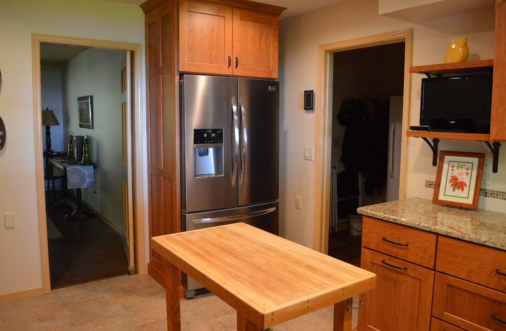 Example of a mid-sized u-shaped kitchen design with granite countertops