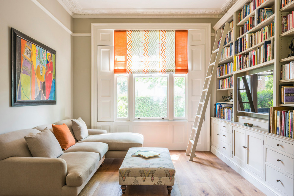 Imagen de sala de estar cerrada clásica renovada grande con paredes beige, suelo de madera en tonos medios y suelo marrón