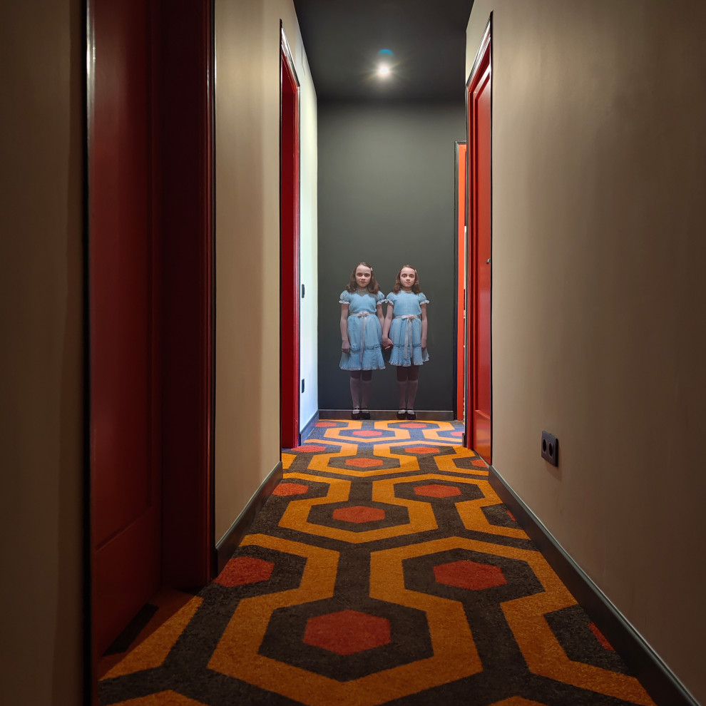 Aménagement d'un couloir éclectique de taille moyenne avec un mur beige, moquette et un sol multicolore.