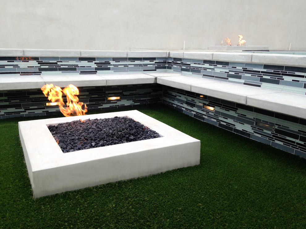 Design ideas for a small modern backyard patio in Los Angeles with a fire feature and no cover.