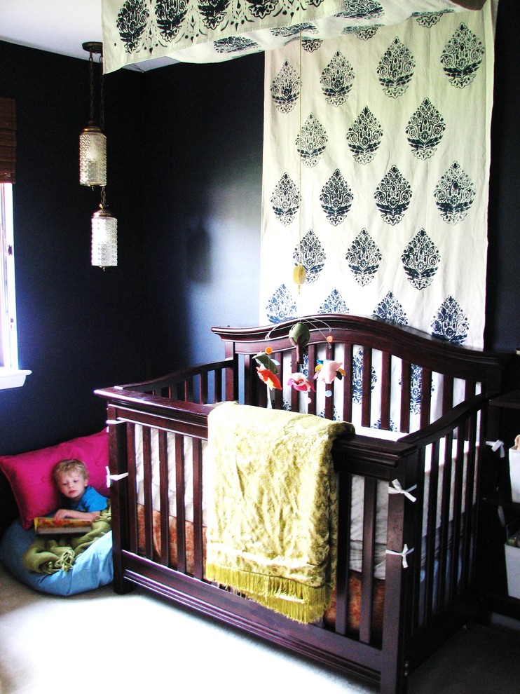 Inspiration för ett eklektiskt könsneutralt babyrum, med svarta väggar och heltäckningsmatta