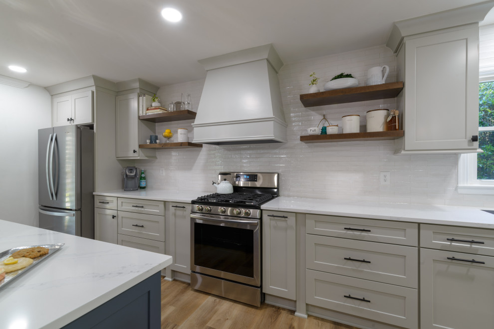 Kitchen - transitional kitchen idea in Atlanta