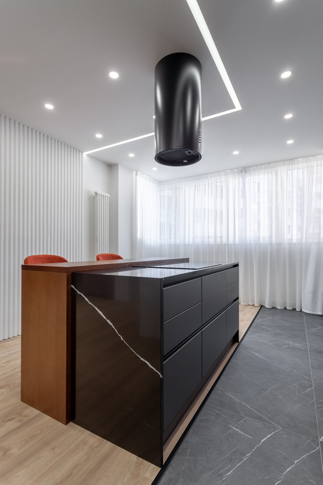 В острове установлены тандембоксы antaro черного цвета