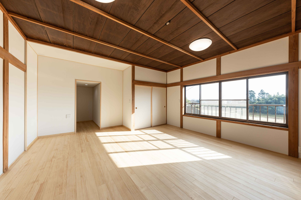 Idée de décoration pour une grande chambre neutre asiatique avec un bureau, un mur blanc, un sol en bois brun, un sol beige, un plafond en papier peint et du papier peint.