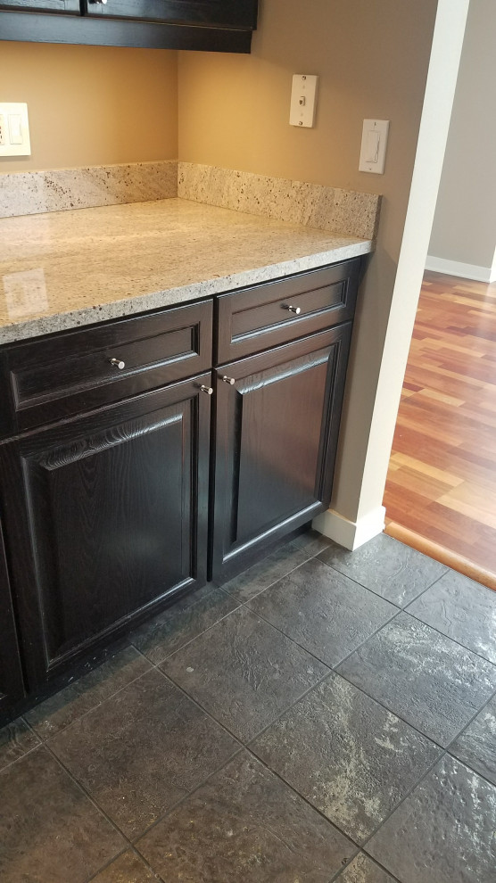 Transitional kitchen photo in Chicago