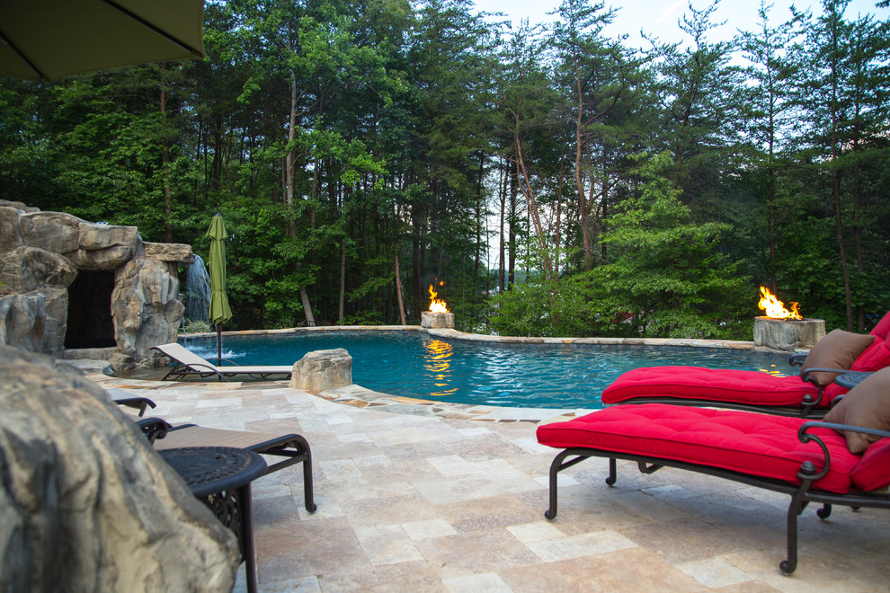 Example of a mountain style home design design in Charlotte