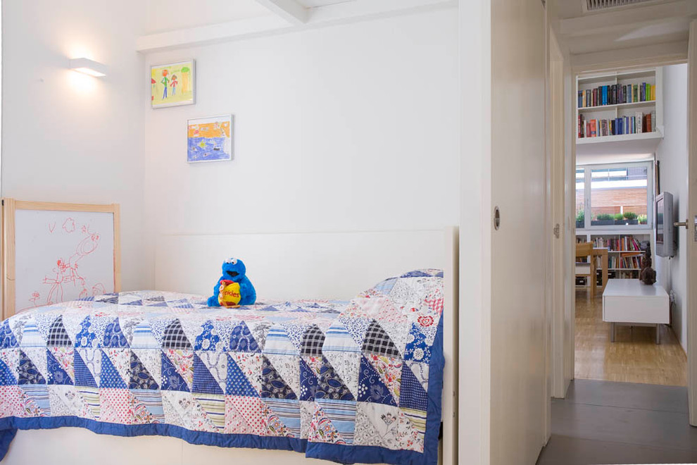 Design ideas for a small transitional gender-neutral kids' bedroom for kids 4-10 years old in Madrid with white walls.