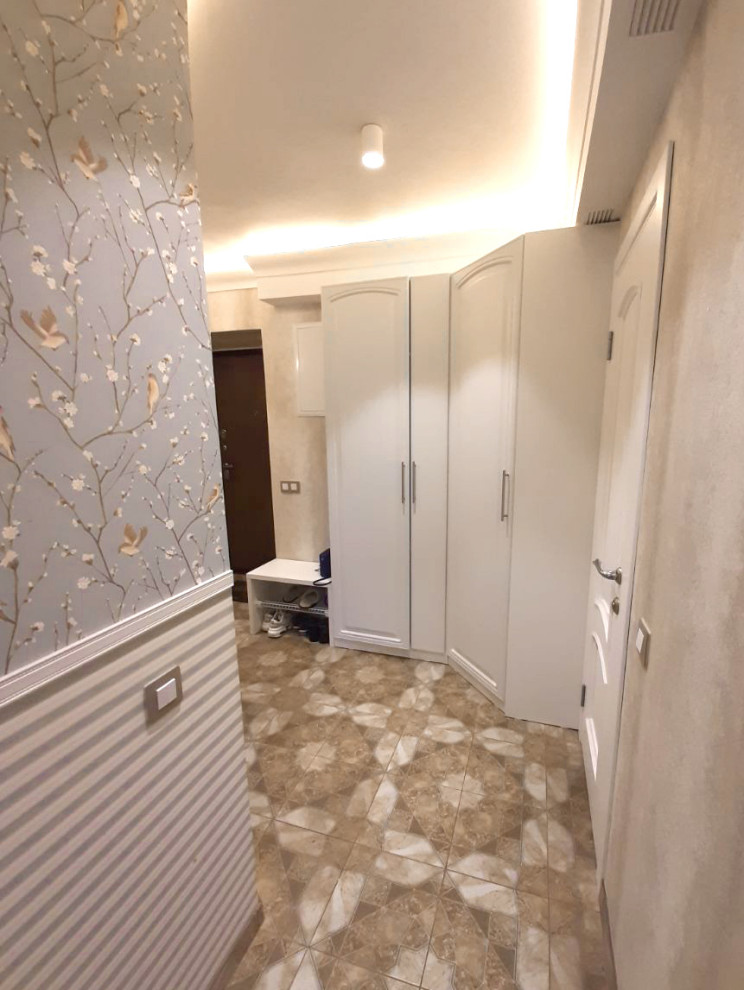 Mittelgroßer Moderner Eingang mit Korridor, beiger Wandfarbe, Keramikboden, Einzeltür, brauner Haustür, beigem Boden und Tapetenwänden in Sankt Petersburg