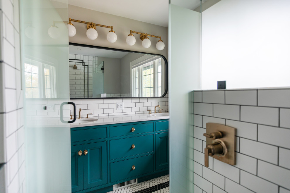 Стильный дизайн: главная ванная комната среднего размера в стиле неоклассика (современная классика) с фасадами с утопленной филенкой, душем в нише, раздельным унитазом, белой плиткой, плиткой кабанчик, серыми стенами, полом из мозаичной плитки, врезной раковиной, столешницей из искусственного кварца, разноцветным полом, душем с распашными дверями, белой столешницей, нишей, тумбой под две раковины, встроенной тумбой, панелями на стенах и синими фасадами - последний тренд
