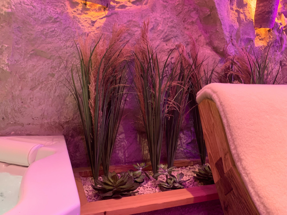 Sauna With flächenbündigen Schrankfronten, braunen Schränken, Whirlpool, bodengleicher Dusche, Wandtoilette mit Spülkasten, grünen Fliesen, Keramikfliesen, roter Wandfarbe, Kalkstein, Sauna, Trogwaschbecken, Granit-Waschbecken/Waschtisch, buntem Boden, Falttür-Duschabtrennung, brauner Waschtischplatte, Duschbank, Einzelwaschbecken, schwebendem Waschtisch, eingelassener Decke and Steinwänden in Munich