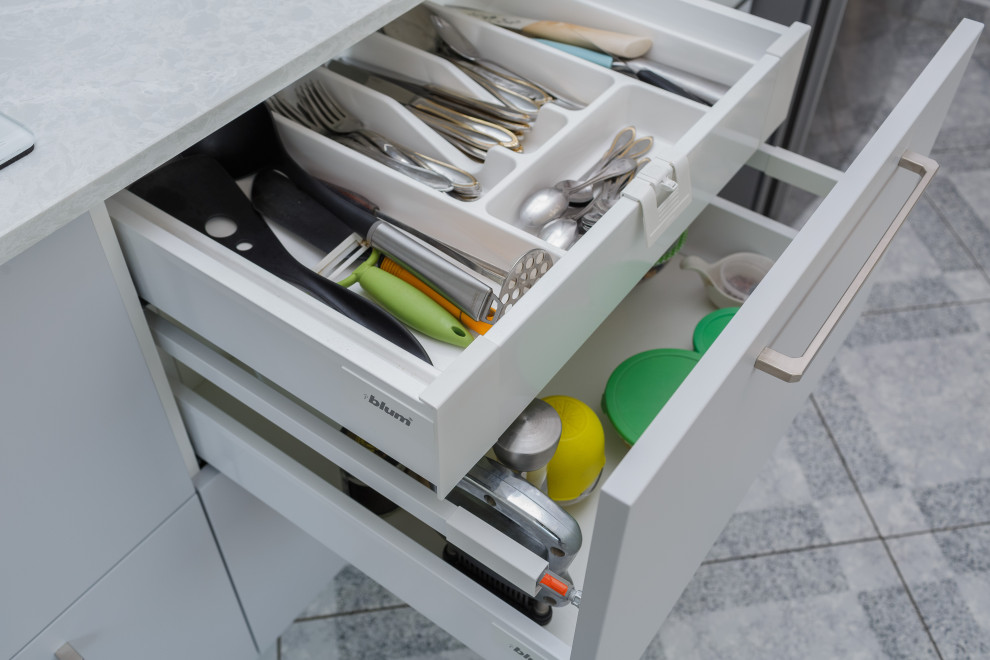 Кухня в современном стиле с каменной столешницей