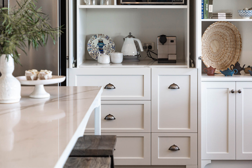 COASTAL HAMPTONS LUXE HOME Stephanie & David Beach Style Kitchen