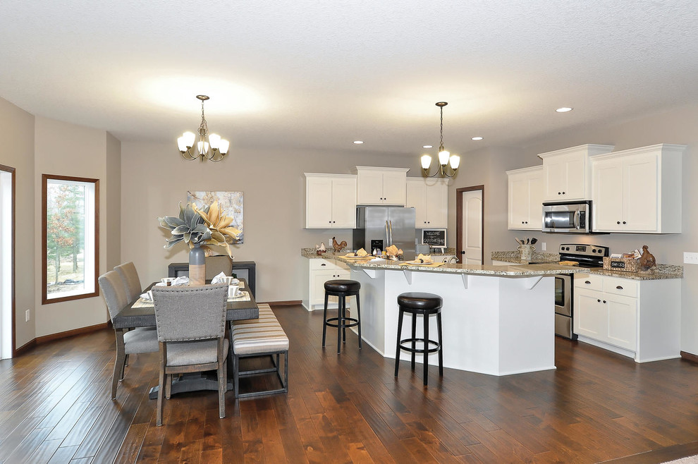 Transitional home design photo in Minneapolis