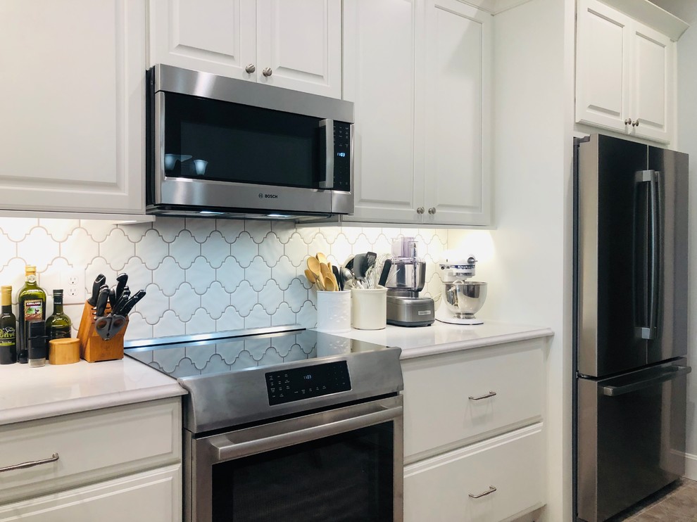 Kitchen - transitional kitchen idea in Cincinnati