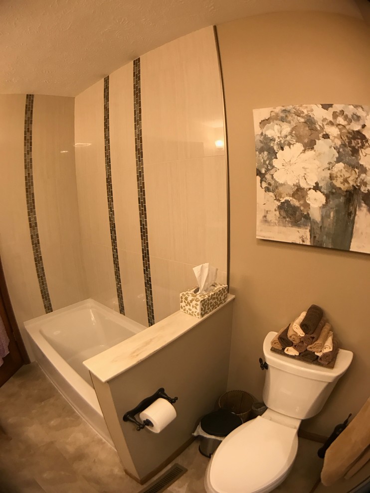 Example of a mid-sized transitional bathroom design