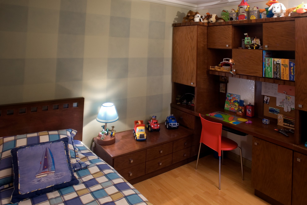 Foto di una cameretta per bambini moderna di medie dimensioni con pareti blu, parquet chiaro e pavimento marrone