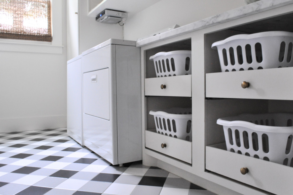 Idéer för mellanstora lantliga parallella vitt tvättstugor enbart för tvätt, med en undermonterad diskho, skåp i shakerstil, vita skåp, marmorbänkskiva, vitt stänkskydd, stänkskydd i mosaik, vita väggar, klinkergolv i porslin, en tvättmaskin och torktumlare bredvid varandra och flerfärgat golv