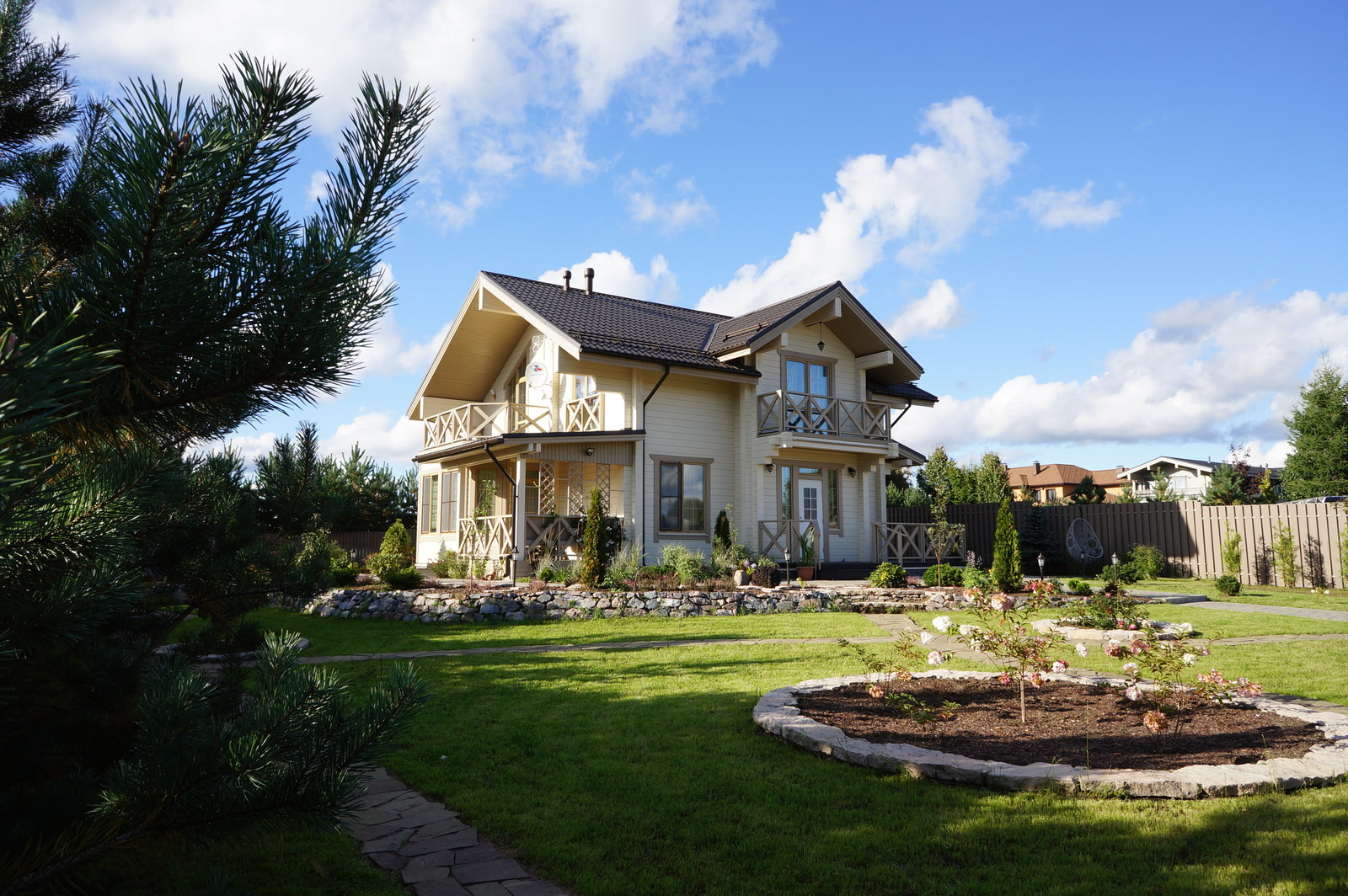 Дом из клееного бруса с дивным садом