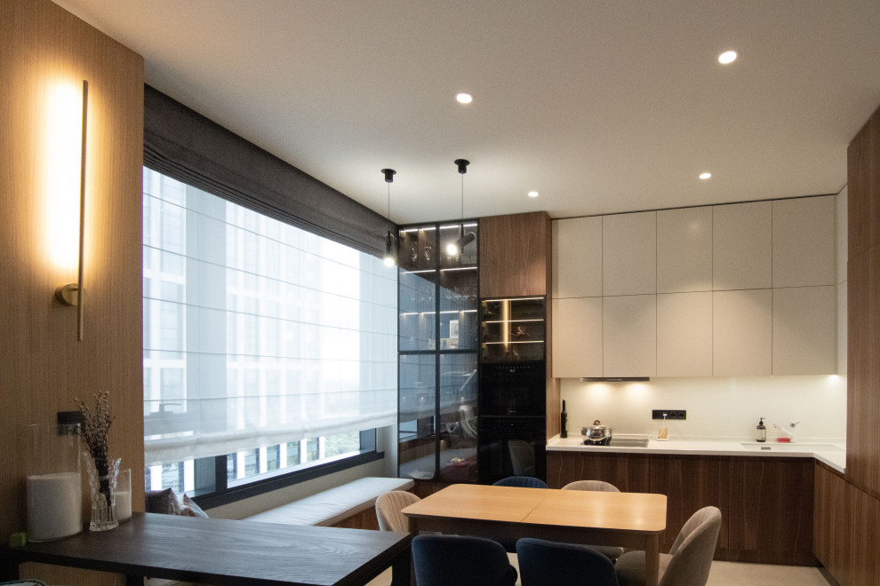 Кухня в стиле минимализм с фасадами под "темное дерево"