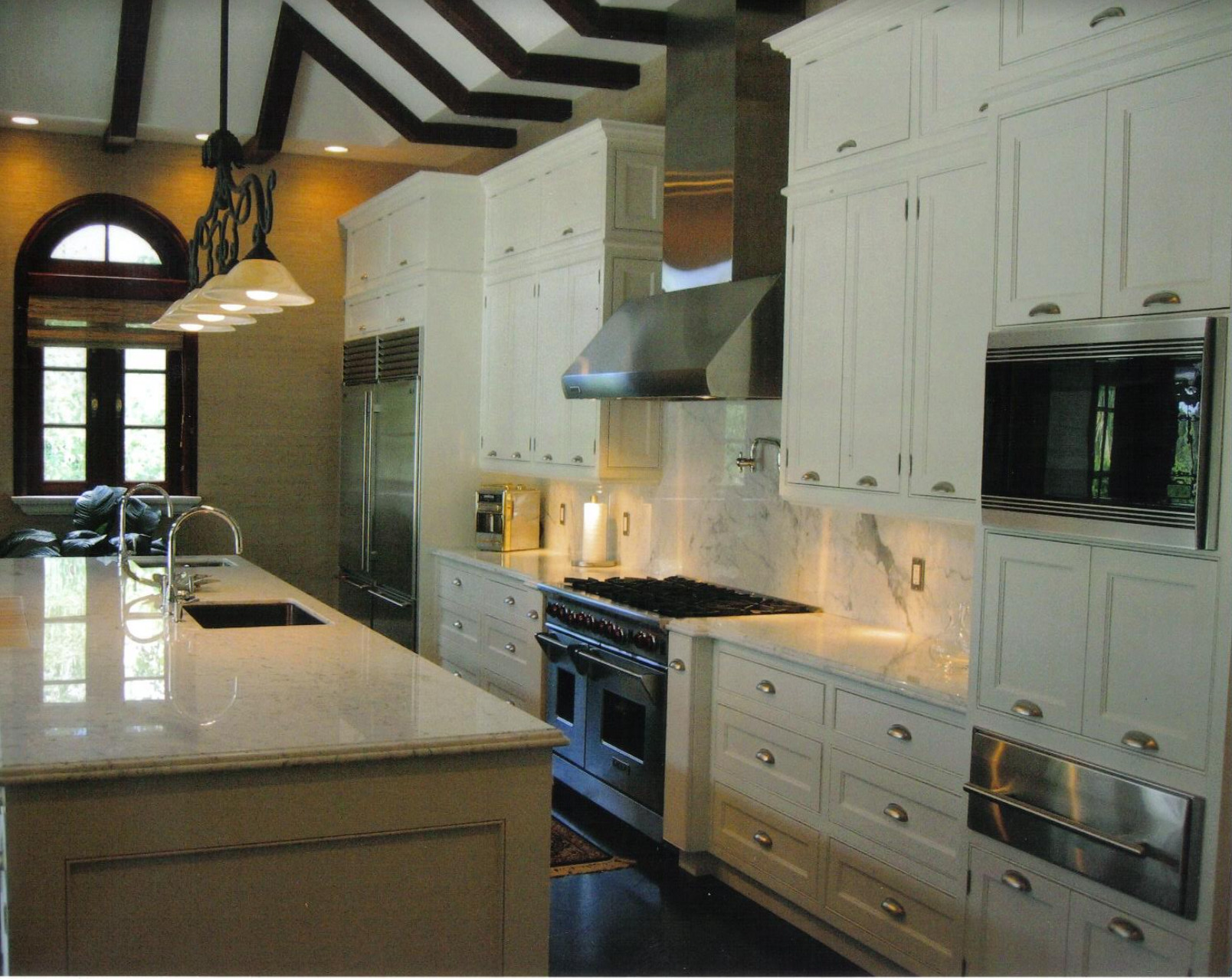 Kitchen - contemporary kitchen idea in Austin