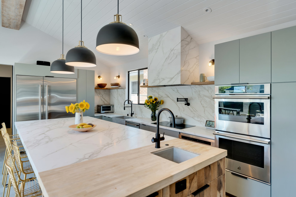 Idéer för ett stort modernt flerfärgad kök, med en rustik diskho, släta luckor, blå skåp, marmorbänkskiva, flerfärgad stänkskydd, stänkskydd i marmor, rostfria vitvaror, betonggolv, en köksö och grått golv