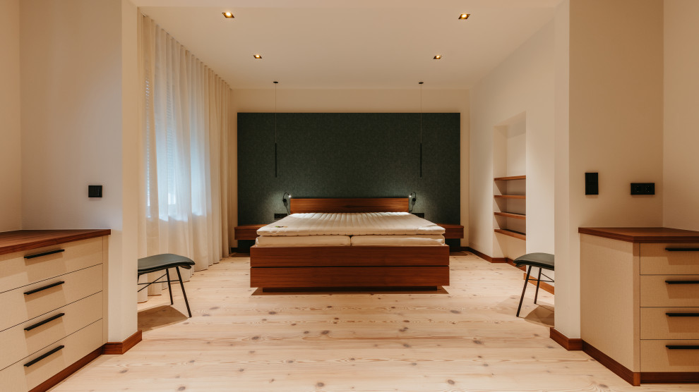 Mittelgroßes Skandinavisches Hauptschlafzimmer mit weißer Wandfarbe, hellem Holzboden, weißem Boden, eingelassener Decke und Tapetenwänden in Berlin