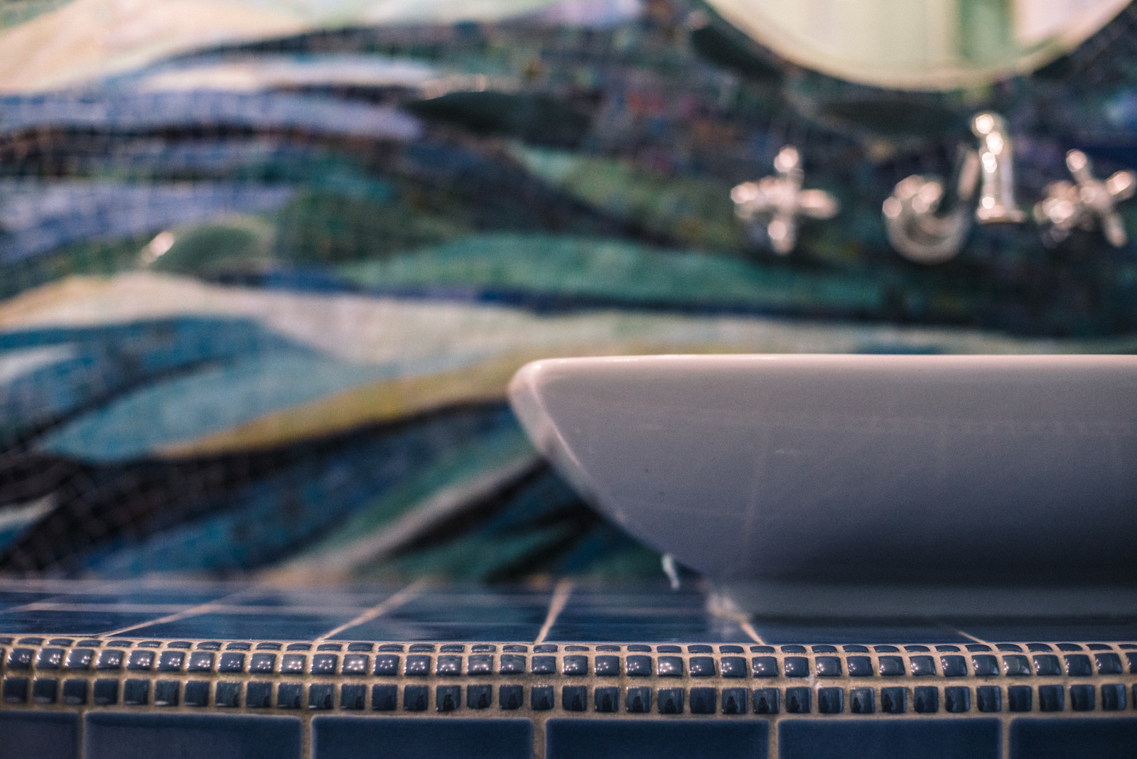 Перепланировка квартиры с радиальной фасадной стеной, авторская мозаика.